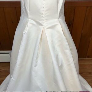 Gorgeous wedding dress NWT Forever Yours brand Mermaid style satin fabric